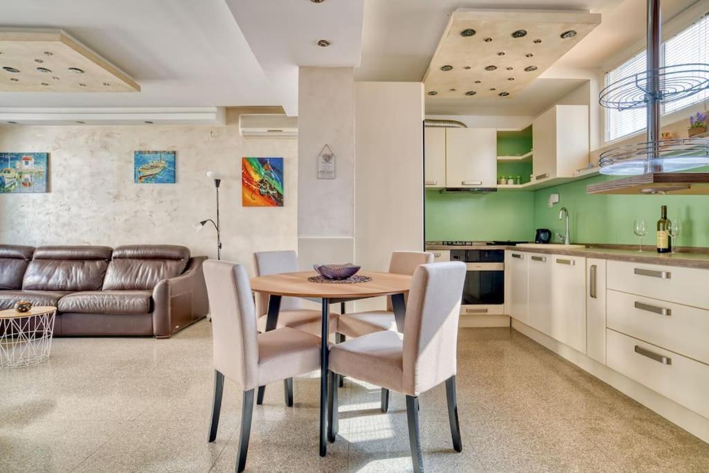 קוטור Cozy Nest Apartment- Central And Seaboard With Elevator מראה חיצוני תמונה